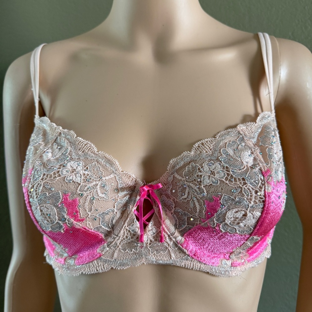 Victoria’s Secret Pink Lace Underwire Rhinestone Very Sexy Bra Size 34 DD - Picture 9 of 13